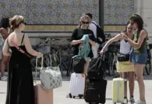 Turistas con maletas por el centro de València en una imagen de archivo.