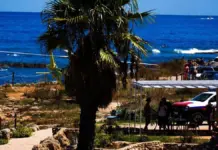 Curiosos junto a un helicóptero medicalizado en la playa El Trampolí de Dénia