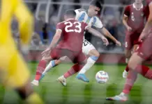 Elche CF incorpora cedido al argentino Facundo Buonanotte para liderar su ataque Facundo Valentin Buonanotte posando como futbolista con el Elche en perspectiva de cesión
