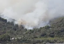 Bomberos y medios de extinción trabajan en un incendio en Tírig, Castellón