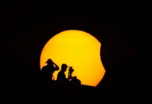 Nivel máximo de alerta y cierre de parques naturales en la Comunitat Valenciana durante el eclipse solar del 12 de agosto Elipse parcial de la luna sobre La India en una fotografía de archivo