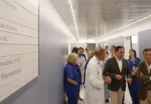 Pérez Llorca ve «difícil» acoger a más menores en unos centros «al 200%» Juanfran Pérez Llorca visita la zona reformada de Urgencias del Hospital Doctor Peset con personal del hospital