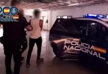 Agentes trasladan a un detenido escoltado por la Policía Nacional.