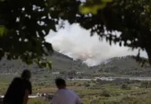 Bomberos y medios de extinción trabajan en dos frentes contra el incendio en Catí y Tírig.