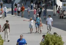 Turistas recorriendo la Ciudad de las Artes y de las Ciencias de València en verano