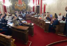 La nueva rebaja del IBI en Alicante beneficiará a 336.000 inmuebles desde 2025 Personas en el pleno del Ayuntamiento de Alicante durante una sesión en septiembre