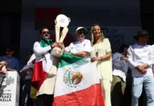 Un chef mexicano se lleva en València el premio a la mejor paella internacional del World Paella Day El chef Froilán Mújica prepara una paella en València durante un acto de premiación.