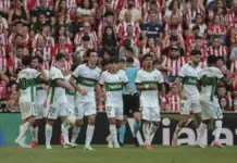 Facundo Buonanotte celebra un gol con el Elche ante el Athletic en San Mamés