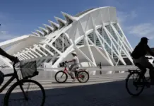 Turistas recorren la Ciudad de las Artes y de las Ciencias de Valencia
