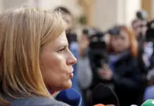 Pilar Bernabé atiende a los medios ante periodistas, en la Comunitat Valenciana