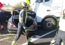 Herido un joven de 21 años al quedar su coche atrapado bajo un camión en Elche Bomberos atienden un accidente con un coche atrapado bajo un camión en Elche.