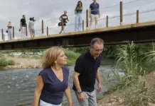 Pilar Bernabé y el alcalde Robert Raga visitan nuevas pasarelas peatonales en el Jardín del Turia.