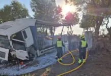Controlada la fuga de resina de un camión de mercancías peligrosas en la A-7 en Cox Bomberos controlan la fuga tras un accidente de un camión de mercancías peligrosas en Cox