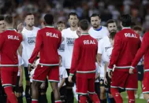 El Valencia muestra en Mestalla su apoyo a Ceuta con la camiseta ‘Todos somos caballas’ Jugadores de Valencia y Real Sociedad se saludan antes del partido en el Estadio de Mestalla