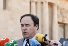 Juanfran Pérez Llorca atiende a los medios en València.