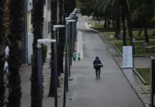 La UPV recupera este viernes las clases presenciales tras las fuertes lluvias en València Persona caminando por el campus de la Universitat Politècnica de València