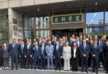 La alianza entre la UPV y Geely impulsa la formación en inteligencia artificial y automoción José Capilla, rector de la UPV, en una visita al cuartel general mundial de Geely en Hangzhou.