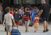 Niño accediendo a las instalaciones de su colegio en València