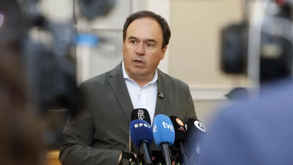 Juanfran Pérez Llorca ofrece declaraciones tras una visita institucional al Ayuntamiento de Crevillent