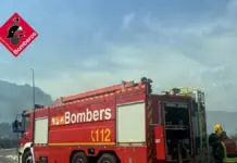 Bomberos intervienen en un incendio forestal en Polop (Alicante).