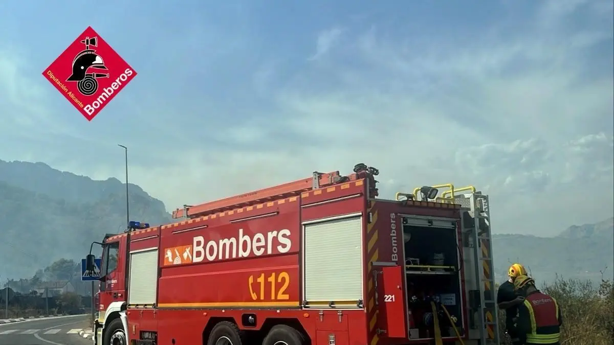 Incendio forestal en Polop afecta a 36 hectáreas y corta vías