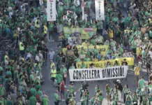 Manifestación de docentes en el centro de València con pancartas durante una marcha