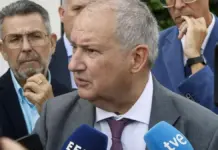 Jordi Hereu atiende a los medios durante una visita a la fábrica de calzado Studio Illana en Elda