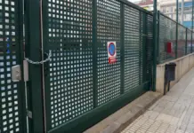 Las tormentas de 2025 dejaron sin clase a más de 500.000 alumnos en la Comunitat Valenciana Acceso cerrado del colegio público Rosa Serrano en Paiporta
