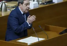 Vox defiende la gestión de los incendios en la Comunitat Valenciana y acusa al PSOE de negar hidroaviones José María Llanos, síndic de Vox en Les Corts Valencianes, durante una intervención