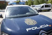 Coche del Cuerpo Nacional de Policía aparcado, imagen de archivo