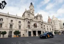 Confirman una multa de 30.000 euros a una empresa por tres pisos turísticos ilegales en València Fachada del Ayuntamiento de València