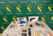 Agentes de la Guardia Civil con efectos intervenidos durante una operación en Torrevieja