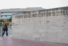 Persona accediendo a la Ciudad de la Justicia de Castellón