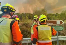 Bomberos en labores de extinción en el incendio de Tuéjar