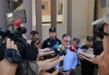 Un juzgado investiga al alcalde de Villena por el robo del Tesoro Alcalde de Villena, Fulgencio José Cerdán, atiende a los medios tras el robo, junto a micrófonos