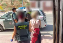 Agentes de la Guardia Civil en una operación en Alicante durante la detención por trata y liberación de víctimas