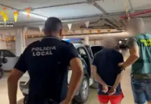 Agentes trasladan a un detenido durante una detención en Santa Pola