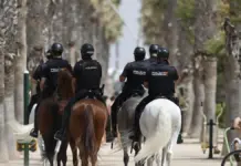 Policías a caballo patrullando en el paso Neptuno, playa de la Malvarrosa, Valencia