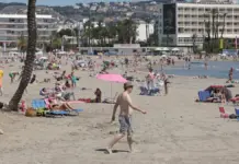 Playa del Arenal de Xàbia con arena y mar, en una imagen de archivo.