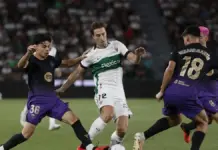 David Affengruber disputa un balón con Gerard Martín en un partido de LaLiga en el estadio Martínez Valero