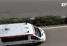 Ambulancia junto a personal sanitario durante la atención tras un accidente en la AP-7.