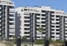 Villar confirma que abrirá expediente a Pérez-Hickman tras la petición de Vox Vista general del residencial Les Naus en la Playa de San Juan de Alicante.