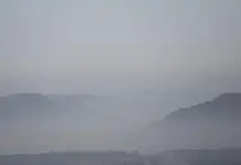 Humo cubriendo las montañas cerca de Tuéjar, Valencia, durante las labores de extinción del incendio.