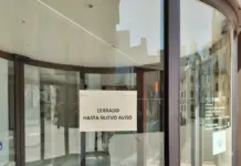 Cartel de “cerrado” en la entrada del Museo de Villena (MUVI) tras el robo del Tesoro de Villena