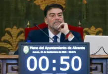 El PSOE denuncia trabas para investigar las VPP en Alicante y el PP reivindica que el proceso ha sido legal Luis Barcala, alcalde de Alicante, durante un Pleno ordinario del Ayuntamiento