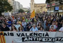 Manifestación del 9 d'Octubre con participantes en la calle