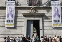 Minuto de silencio en la sede de la delegación del Gobierno en València por la muerte de dos mujeres