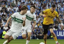 El Elche busca en el campo del Espanyol su primera victoria para salir del último puesto Roberto Fernández y David Affengruber disputan un balón durante un partido de LaLiga en el RCDE Stadium