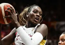 Awa Fam en acción durante un partido España-Alemania por el tercer puesto de la Copa del Mundo Femenina FIBA.