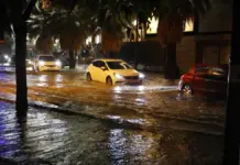 Más de 94.000 alumnos sin clase en trece municipios de Valencia y Alicante por la alerta de lluvias Coches circulando por una calle inundada en Valencia tras fuertes lluvias